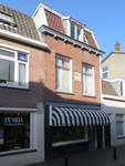 833942 Gezicht op de voorgevel van het pand Willemstraat 52 (Kappen Now by Louise) te Utrecht, met op de eerste ...